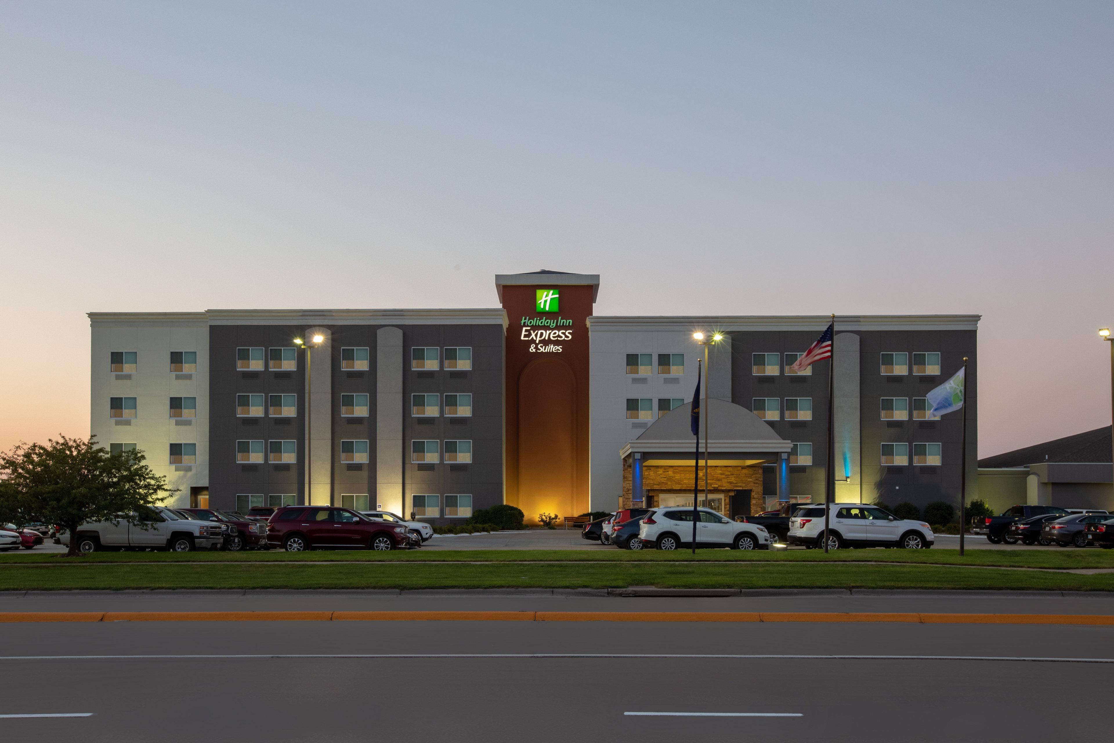 Holiday Inn Express Hotel & Suites Columbus, An Ihg Hotel Exterior photo